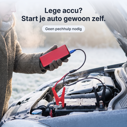 Draagbare auto starthulp in de hand, met kabel aangesloten op de accu